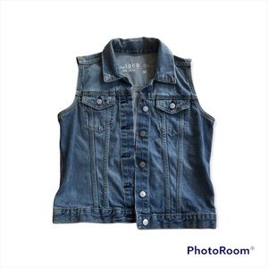 EUC GAP denim vest size M